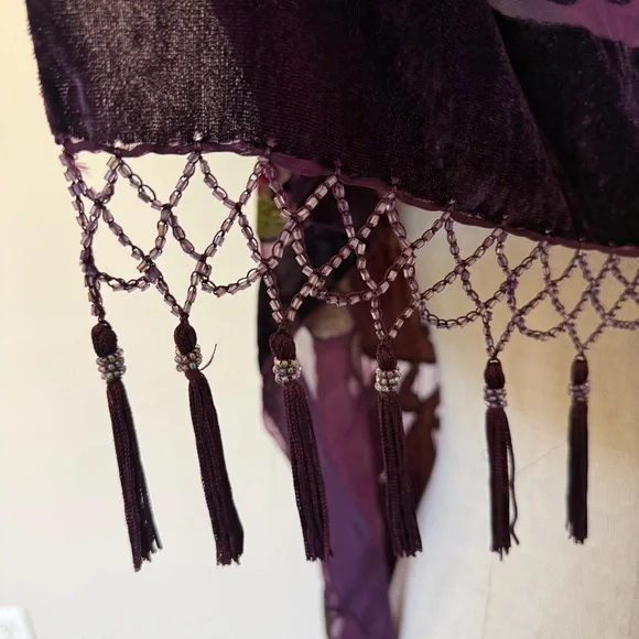 🪻SOLD🪻Vintage NWT Beaded and Velvet Peacock embroidered purple shawl with fringe - Picture 4 of 8